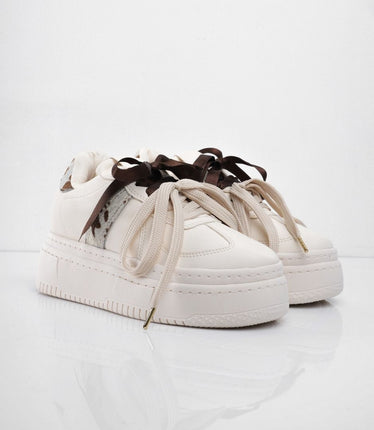 Tenis crema con plataforma y diseño animal print