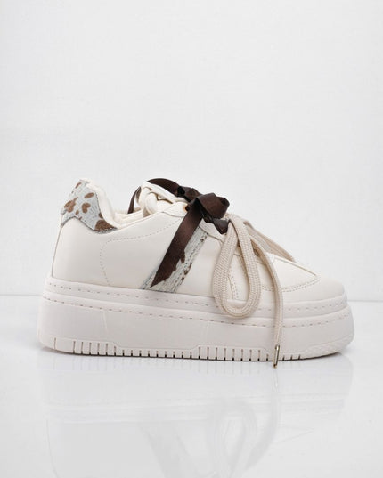 Tenis crema con plataforma y diseño animal print