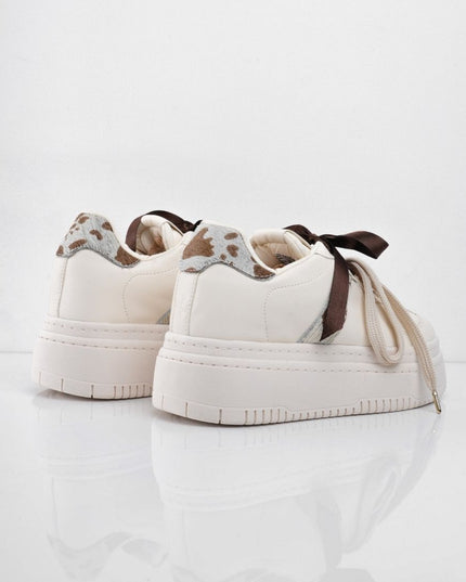 Tenis crema con plataforma y diseño animal print