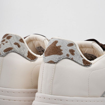 Tenis crema con plataforma y diseño animal print