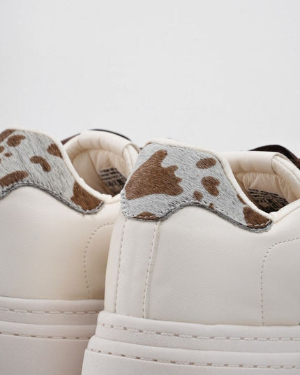 Tenis crema con plataforma y diseño animal print