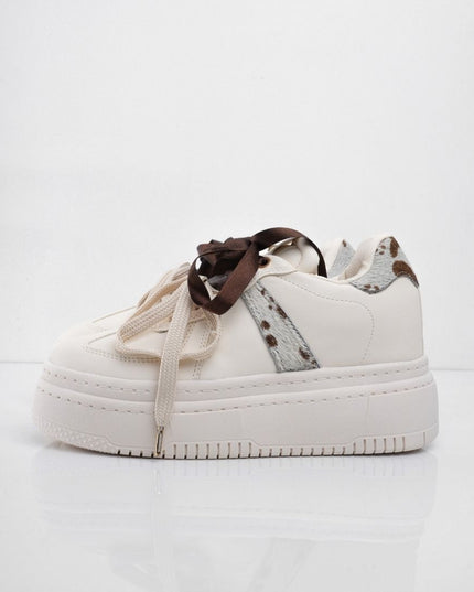 Tenis crema con plataforma y diseño animal print
