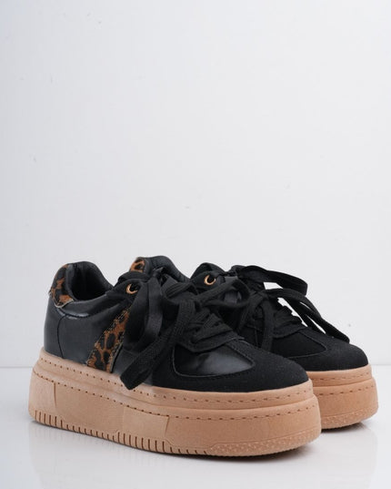 Tenis negros con plataforma y diseño animal print