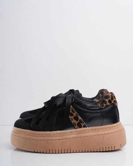 Tenis negros con plataforma y diseño animal print