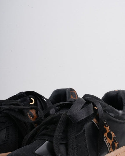 Tenis negros con plataforma y diseño animal print