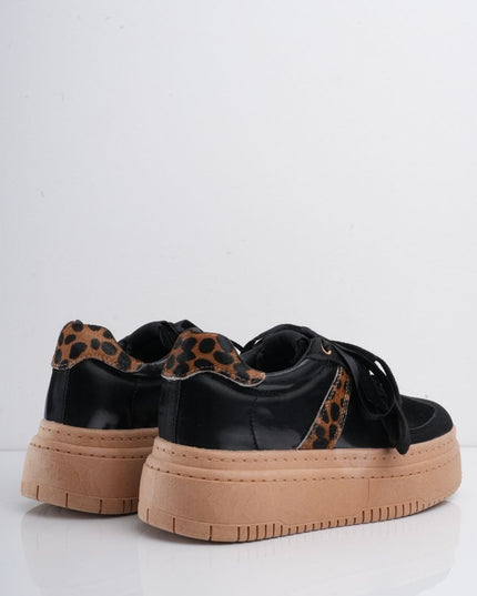 Tenis negros con plataforma y diseño animal print