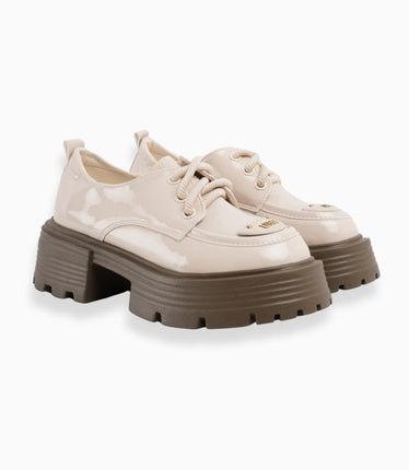 Zapatos de charol beige con cordones y plataforma