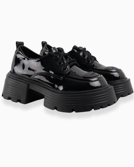 Zapatos de charol negros con cordones y plataforma