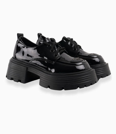 Zapatos de charol negros con cordones y plataforma