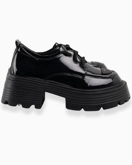 Zapatos de charol negros con cordones y plataforma
