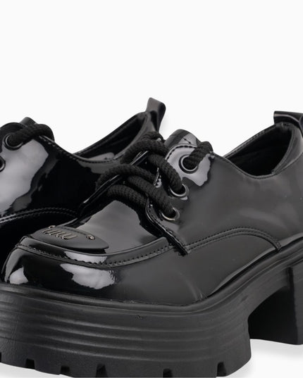 Zapatos de charol negros con cordones y plataforma