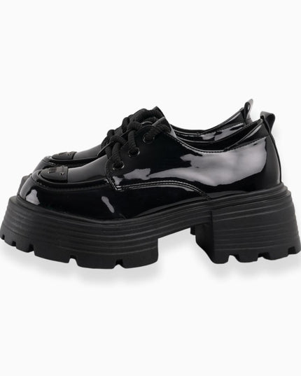 Zapatos de charol negros con cordones y plataforma
