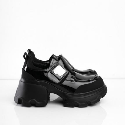 Zapatos negros de charol con aplique plateado