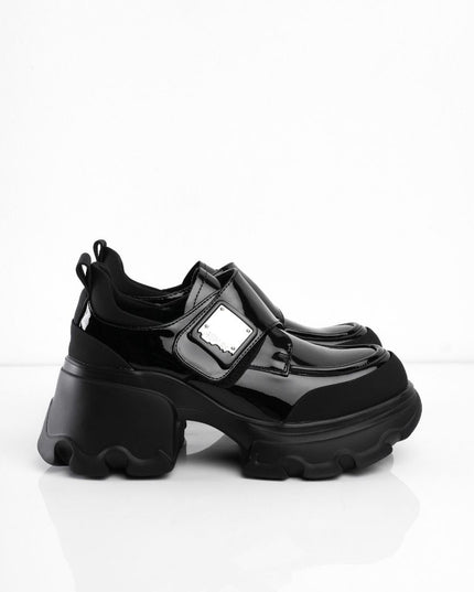 Zapatos negros de charol con aplique plateado