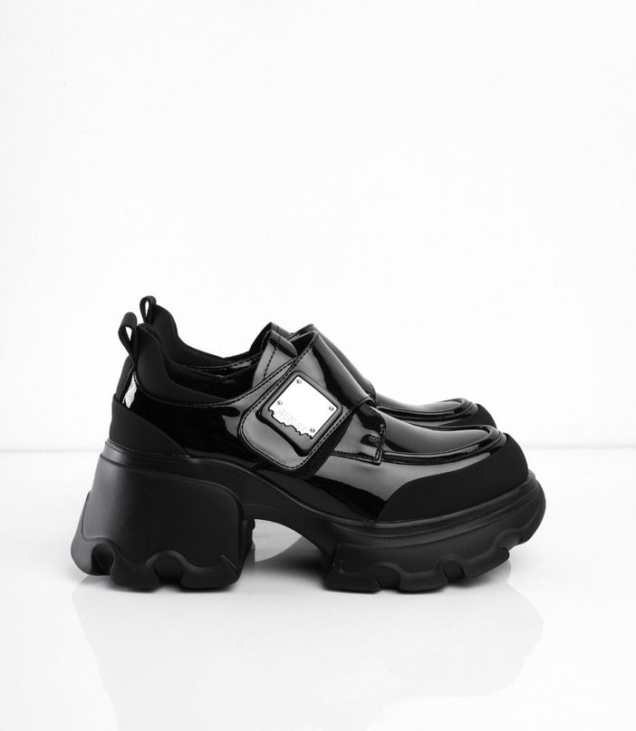 Zapatos negros de charol con aplique plateado