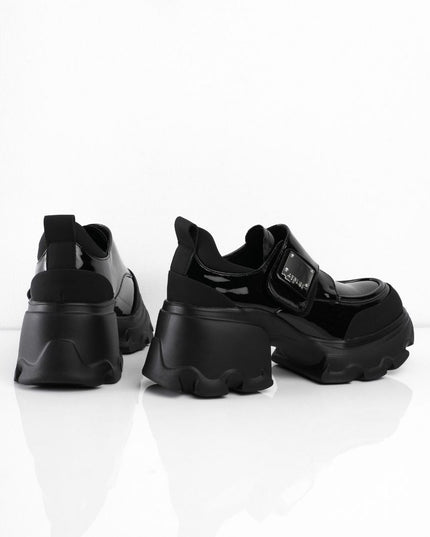 Zapatos negros de charol con aplique plateado