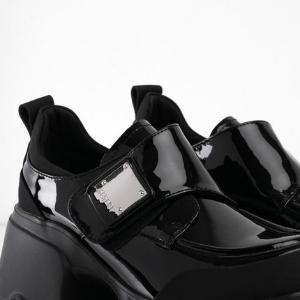 Zapatos negros de charol con aplique plateado