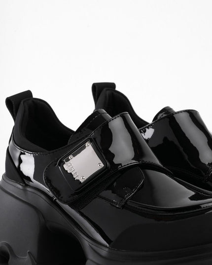 Zapatos negros de charol con aplique plateado