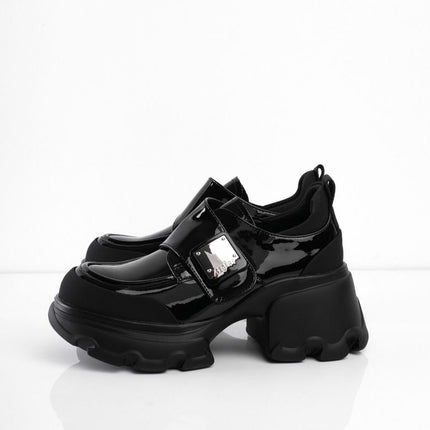 Zapatos negros de charol con aplique plateado