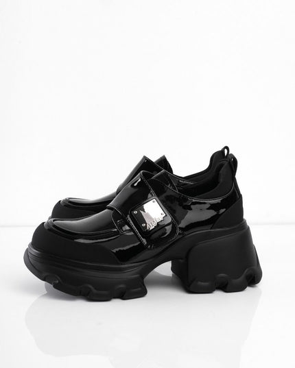 Zapatos negros de charol con aplique plateado