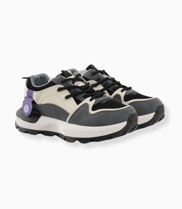 tenis grises con blanco