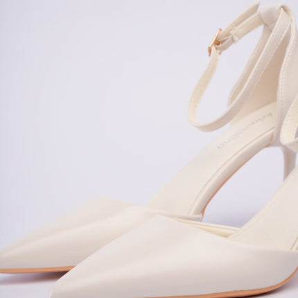 Tacones altos blancos con correa