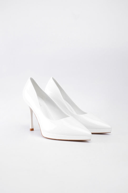 Tacones altos blancos de charol