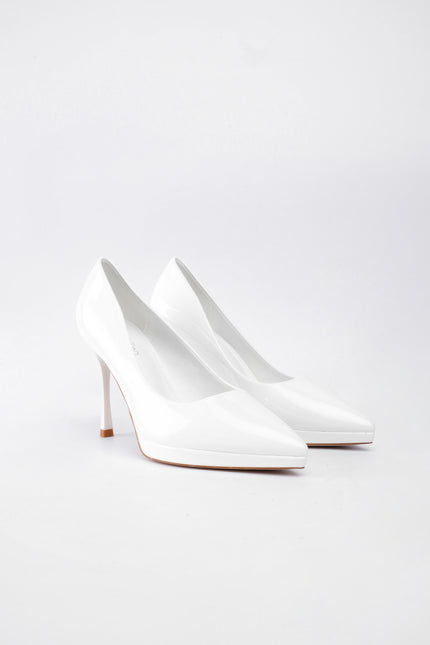 Tacones altos blancos de charol