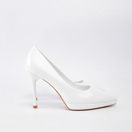 Tacones altos blancos de charol
