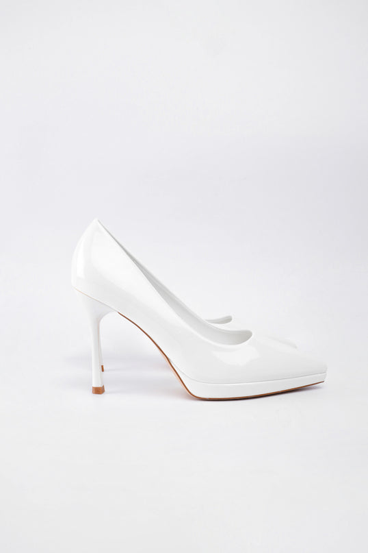 Tacones altos blancos de charol