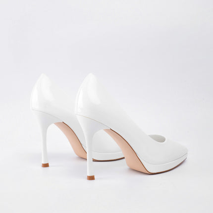 Tacones altos blancos de charol