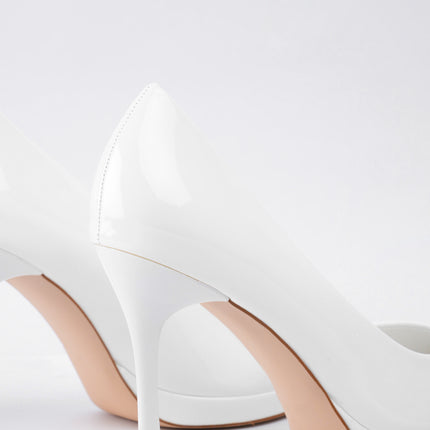Tacones altos blancos de charol