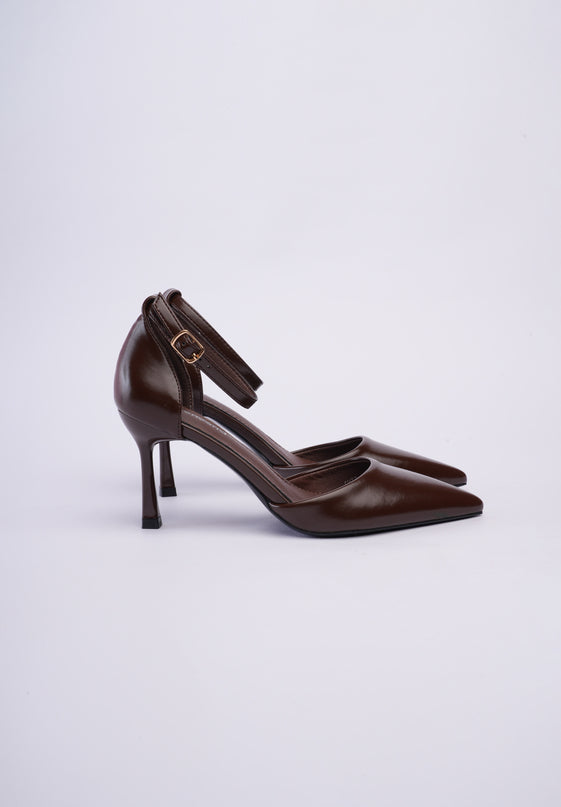 Tacones altos café con correa
