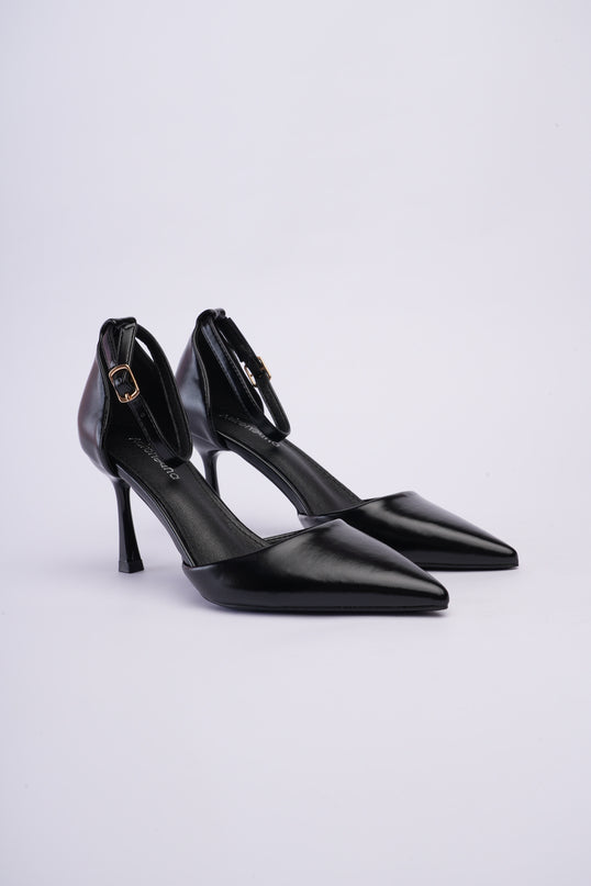 Tacones altos negros con correa