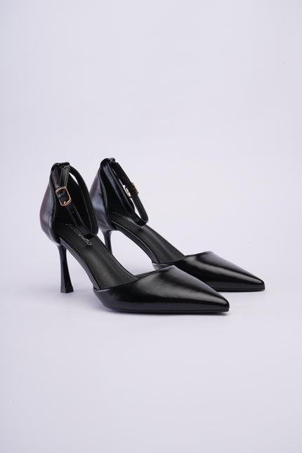 Tacones altos negros con correa
