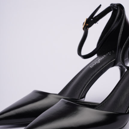 Tacones altos negros con correa