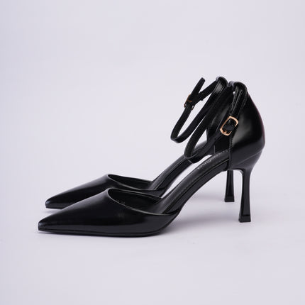 Tacones altos negros con correa