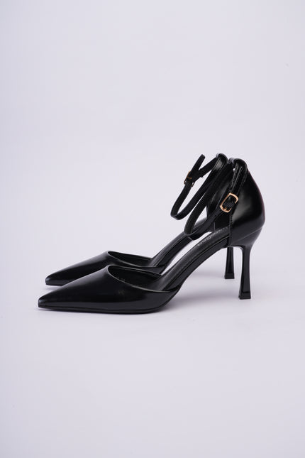 Tacones altos negros con correa