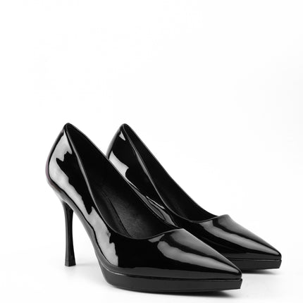 Tacones altos negros de charol