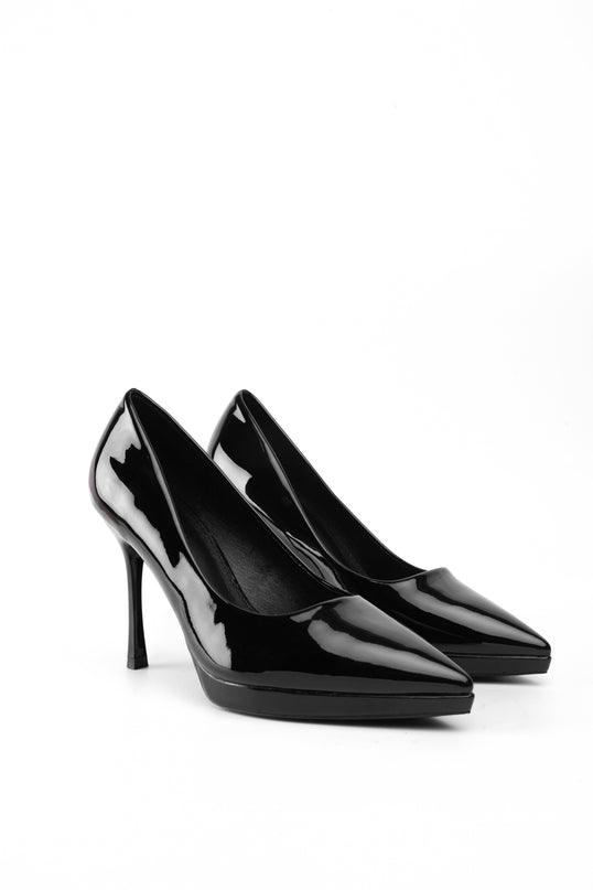 Tacones altos negros de charol