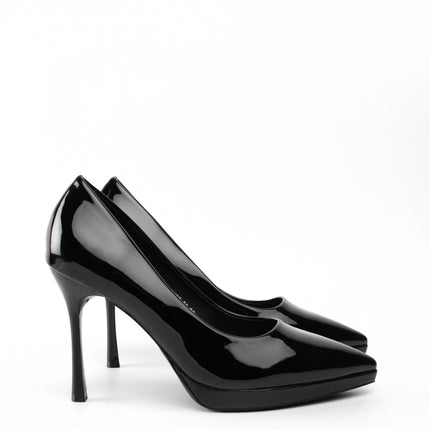 Tacones altos negros de charol
