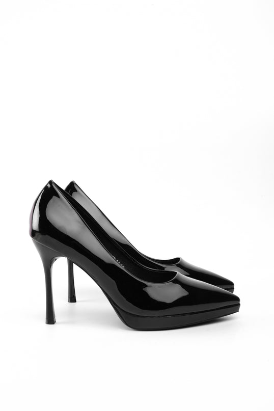 Tacones altos negros de charol