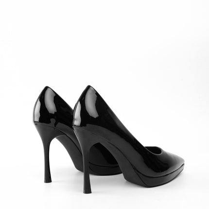 Tacones altos negros de charol