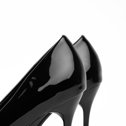 Tacones altos negros de charol
