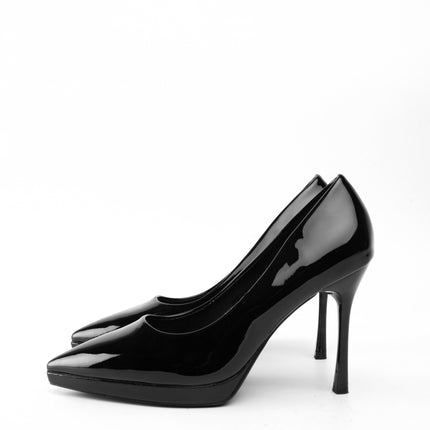 Tacones altos negros de charol