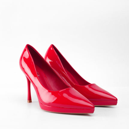 Tacones altos rojos de charol