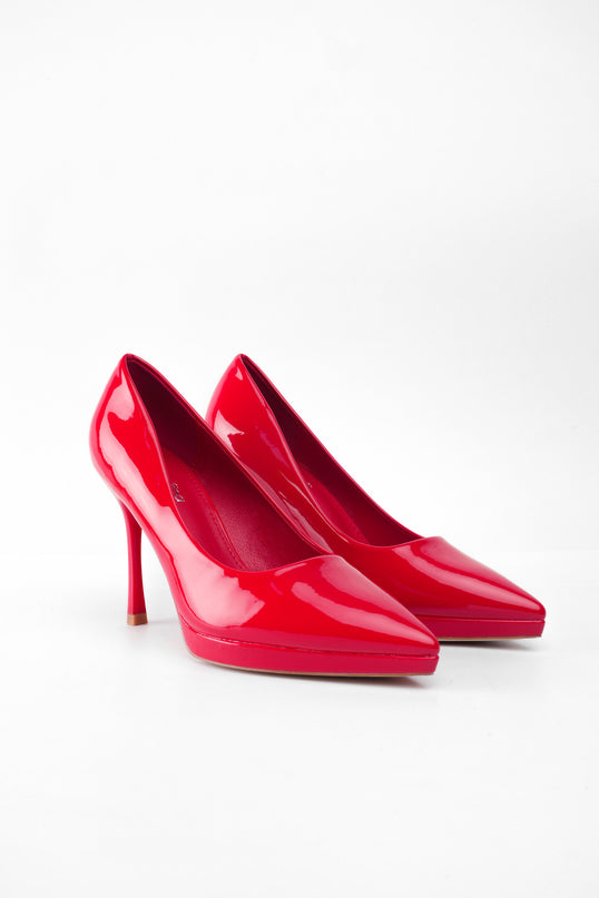 Tacones altos rojos de charol