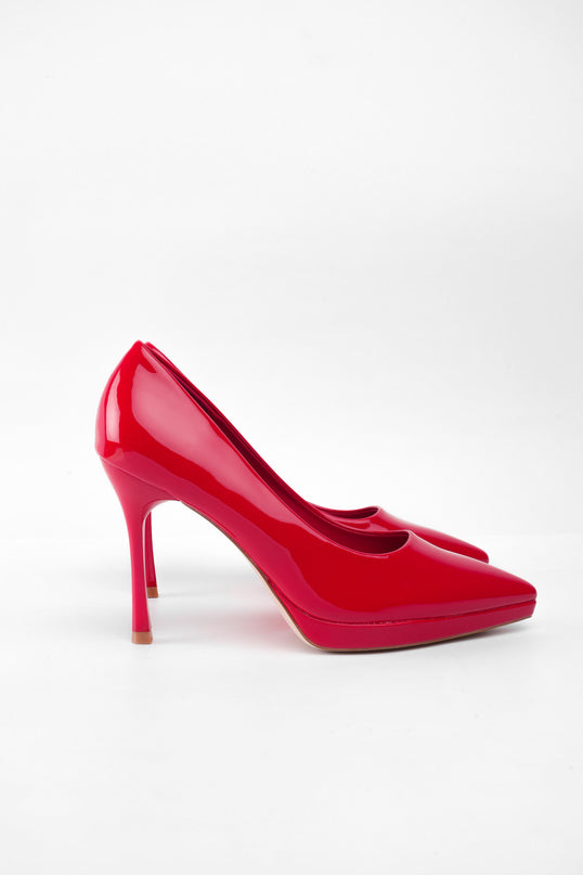 Tacones altos rojos de charol