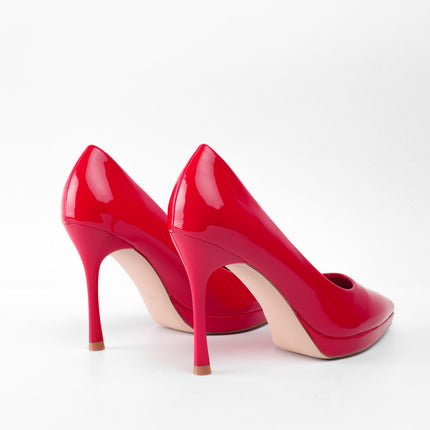 Tacones altos rojos de charol