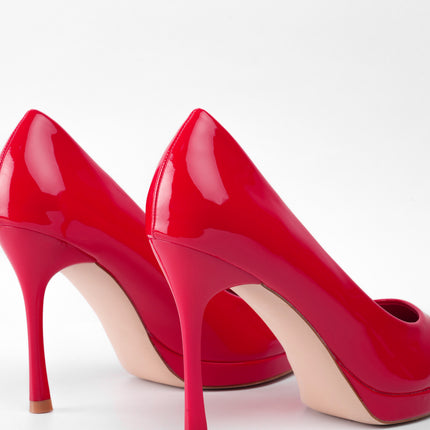 Tacones altos rojos de charol